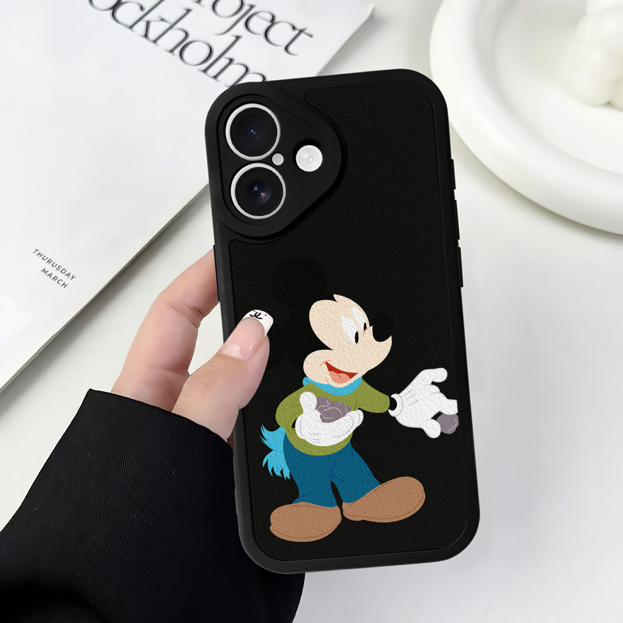 （画像用） ミッキーマウス Mickey Mouse 【iPhone 16シリーズ対応】シリコンスマホケース（レザー調） 材質：シリコン